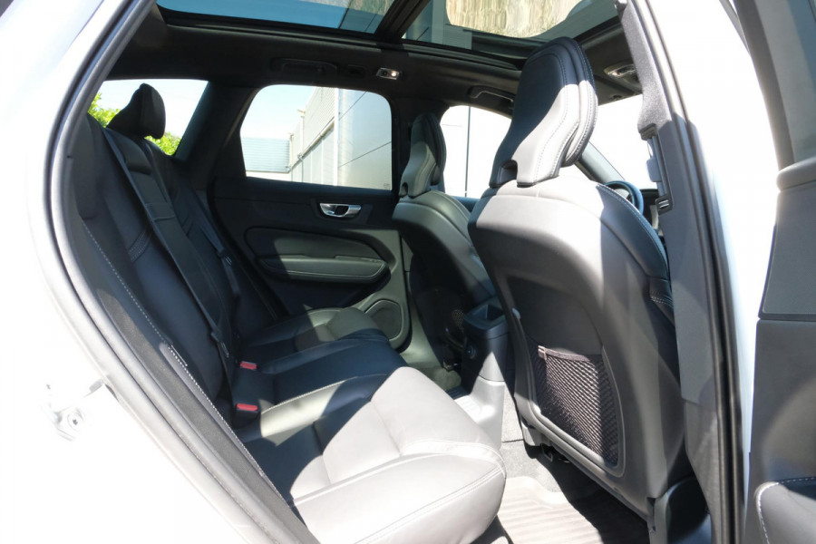 Volvo XC60 2.0 T6 Plug-in hybrid AWD R-Design 340 PK | Panoramadak | Standkachel | Harman Kardon audio | Stoelverwarming / koeling