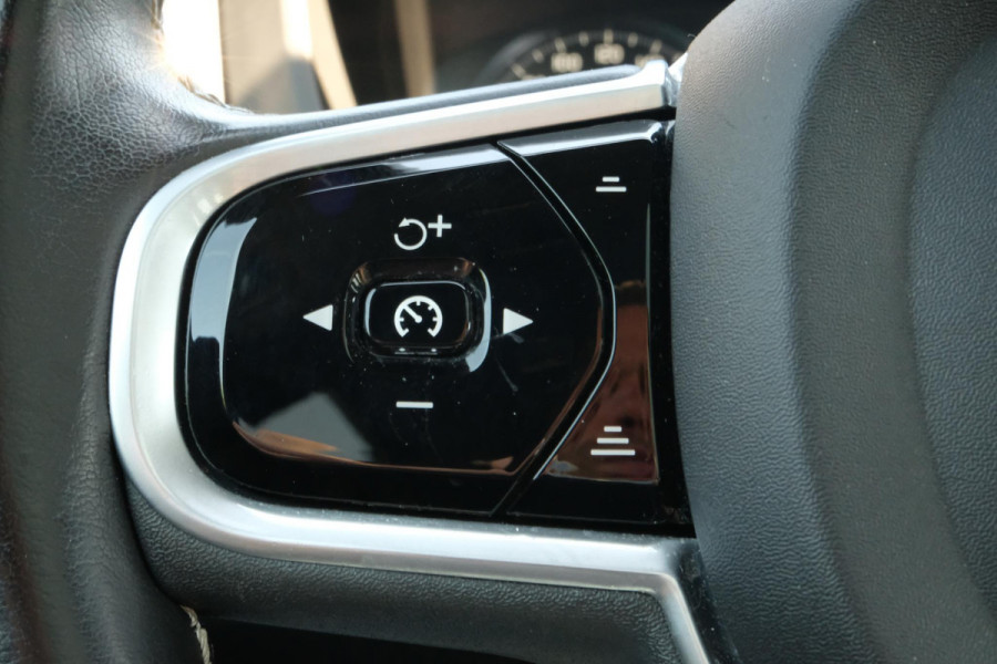 Volvo XC60 2.0 T6 Plug-in hybrid AWD R-Design 340 PK | Panoramadak | Standkachel | Harman Kardon audio | Stoelverwarming / koeling