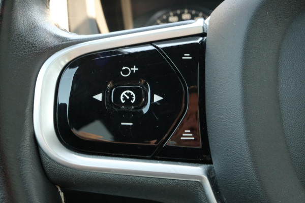 Volvo XC60 2.0 T6 Plug-in hybrid AWD R-Design 340 PK | Panoramadak | Standkachel | Harman Kardon audio | Stoelverwarming / koeling