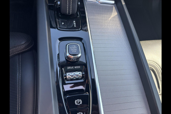 Volvo XC60 2.0 T6 Plug-in hybrid AWD R-Design 340 PK | Panoramadak | Standkachel | Harman Kardon audio | Stoelverwarming / koeling