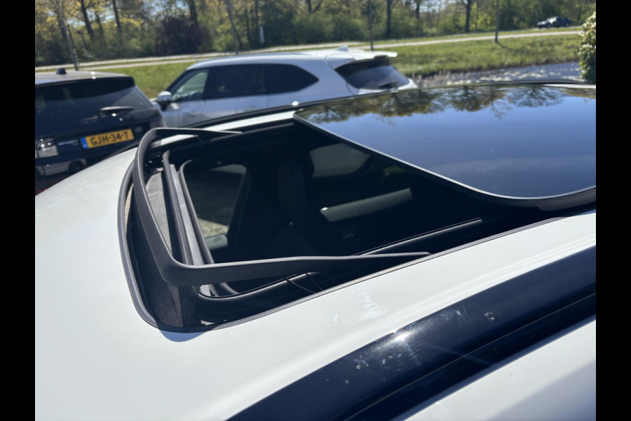 Volvo XC60 2.0 T6 Plug-in hybrid AWD R-Design 340 PK | Panoramadak | Standkachel | Harman Kardon audio | Stoelverwarming / koeling