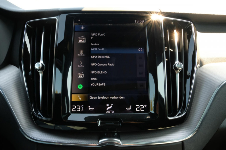 Volvo XC60 2.0 T6 Plug-in hybrid AWD R-Design 340 PK | Panoramadak | Standkachel | Harman Kardon audio | Stoelverwarming / koeling