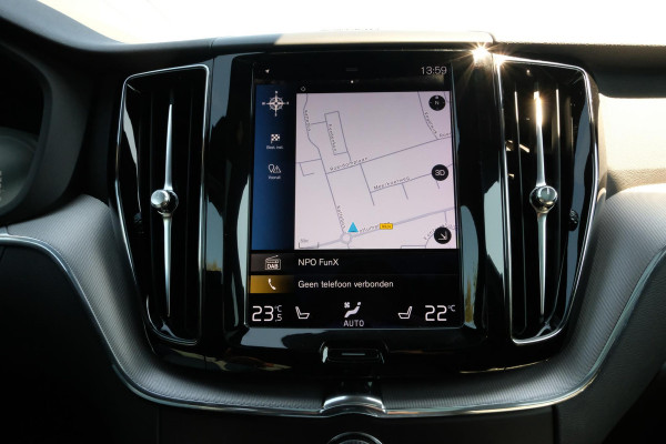 Volvo XC60 2.0 T6 Plug-in hybrid AWD R-Design 340 PK | Panoramadak | Standkachel | Harman Kardon audio | Stoelverwarming / koeling