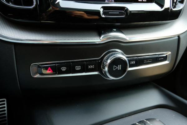 Volvo XC60 2.0 T6 Plug-in hybrid AWD R-Design 340 PK | Panoramadak | Standkachel | Harman Kardon audio | Stoelverwarming / koeling