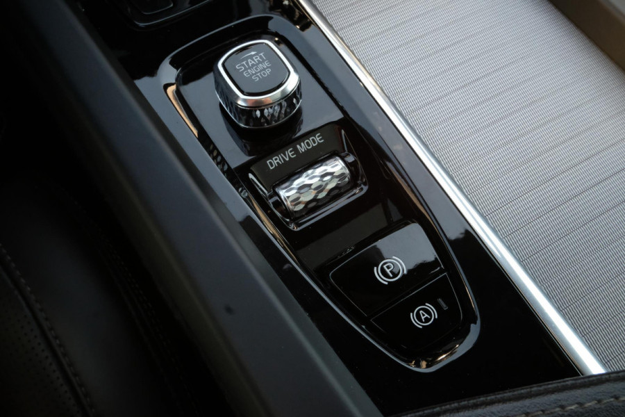 Volvo XC60 2.0 T6 Plug-in hybrid AWD R-Design 340 PK | Panoramadak | Standkachel | Harman Kardon audio | Stoelverwarming / koeling
