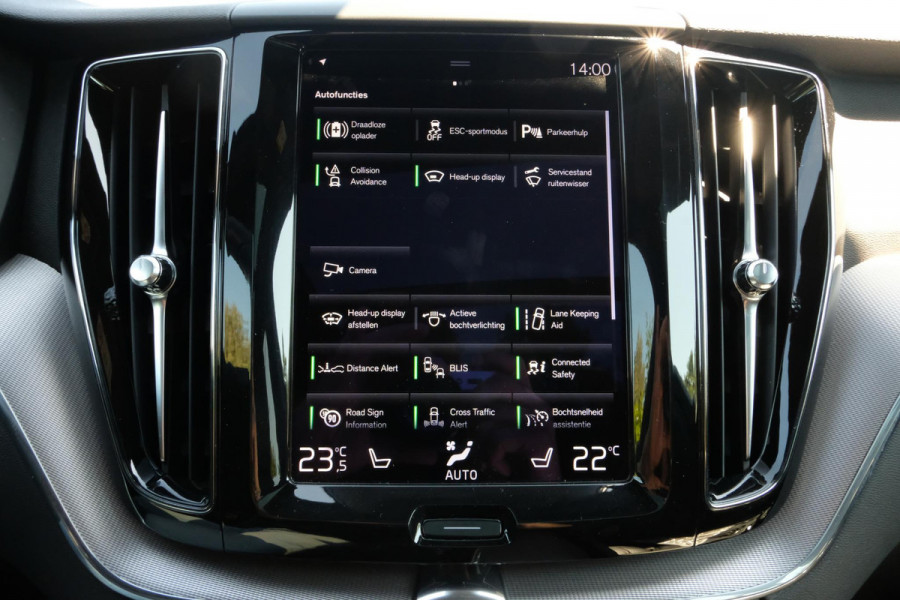 Volvo XC60 2.0 T6 Plug-in hybrid AWD R-Design 340 PK | Panoramadak | Standkachel | Harman Kardon audio | Stoelverwarming / koeling