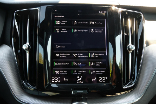 Volvo XC60 2.0 T6 Plug-in hybrid AWD R-Design 340 PK | Panoramadak | Standkachel | Harman Kardon audio | Stoelverwarming / koeling