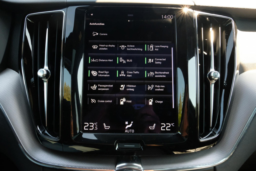 Volvo XC60 2.0 T6 Plug-in hybrid AWD R-Design 340 PK | Panoramadak | Standkachel | Harman Kardon audio | Stoelverwarming / koeling