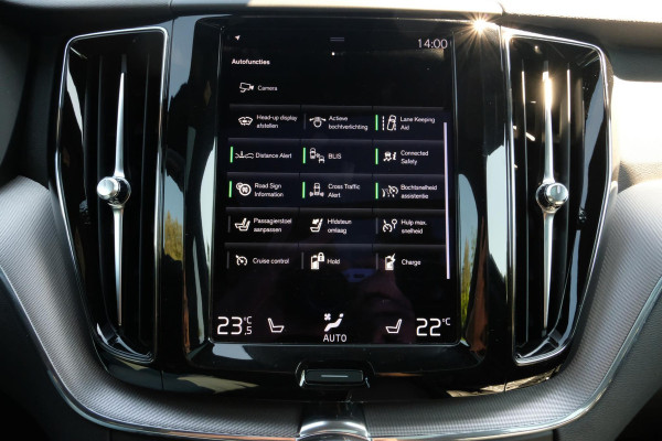 Volvo XC60 2.0 T6 Plug-in hybrid AWD R-Design 340 PK | Panoramadak | Standkachel | Harman Kardon audio | Stoelverwarming / koeling