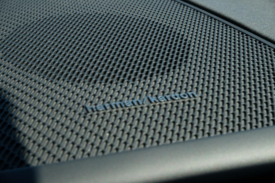 Volvo XC60 2.0 T6 Plug-in hybrid AWD R-Design 340 PK | Panoramadak | Standkachel | Harman Kardon audio | Stoelverwarming / koeling