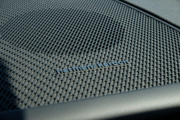 Volvo XC60 2.0 T6 Plug-in hybrid AWD R-Design 340 PK | Panoramadak | Standkachel | Harman Kardon audio | Stoelverwarming / koeling