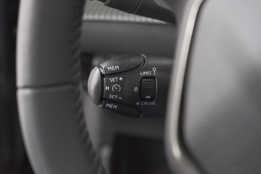 Peugeot 208 EV Allure 50 kWh | 98,9% SOH | 11 KW Lader | Navigatie | Parkeersensoren