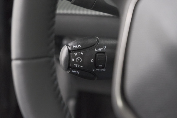 Peugeot 208 EV Allure 50 kWh | 98,9% SOH | 11 KW Lader | Navigatie | Parkeersensoren