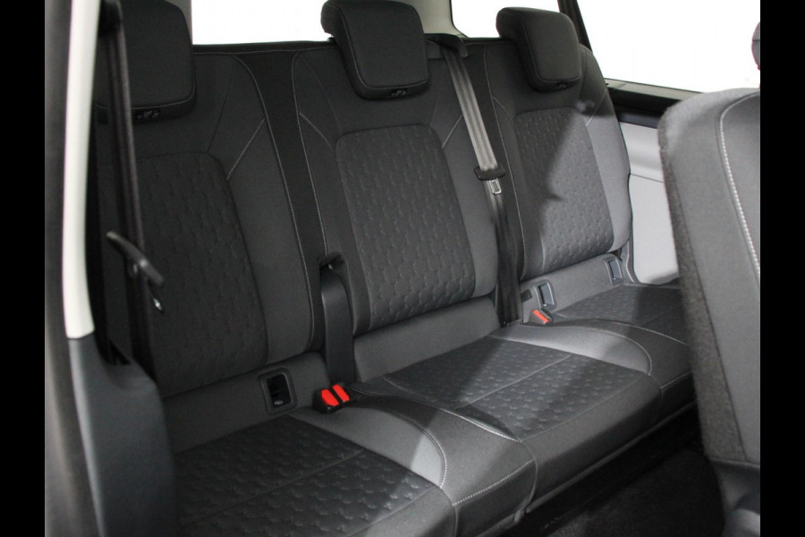 Ford E-Transit Custom 340 L2H1 Limited 65 kWh 8 persoons Cruise Control Airco Apple Carplay/ Android Auto Lichtmetalen Velgen