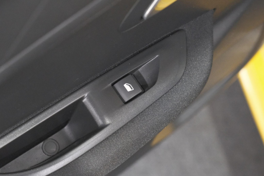 Peugeot e-208 EV Active Pack 50 kWh | 96,8% SOH | Navigatie | Parkeersensoren | Stoelverwarming