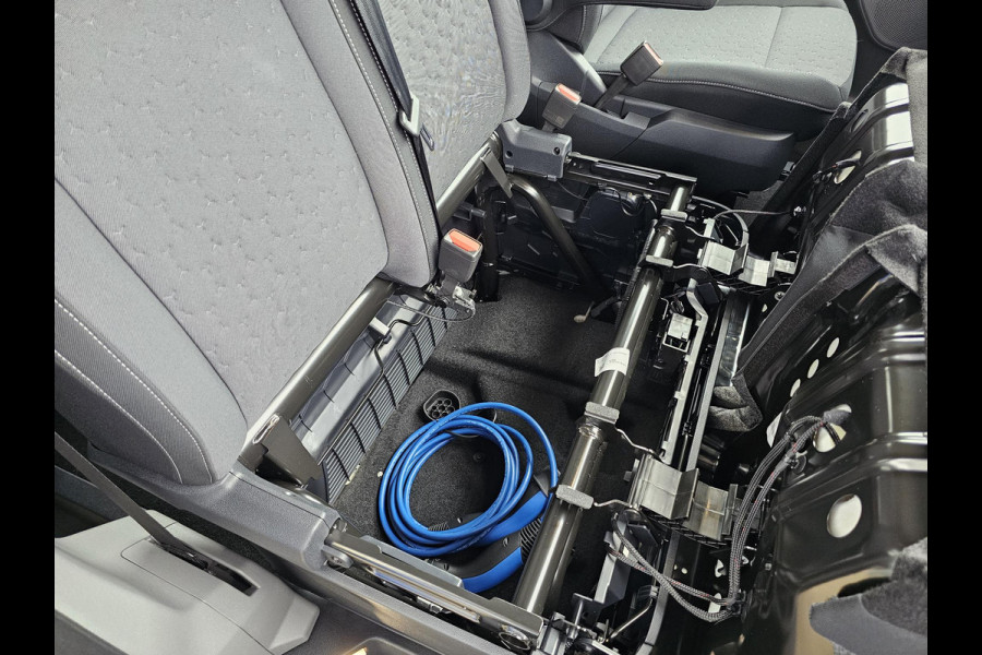 Ford Transit Custom 340 2.5 PHEV L2H1 Limited 233pk | Kombi | Incl. BTW/BPM | Dubbele zijschuifdeur | Privacy Glass | Inklapbare trekhaak | Verwarmbare bijrijdersbank | 17 inch lichtmetalen velgen | Driver Assistance Pack Premium | Verwarmbaar stuurwiel