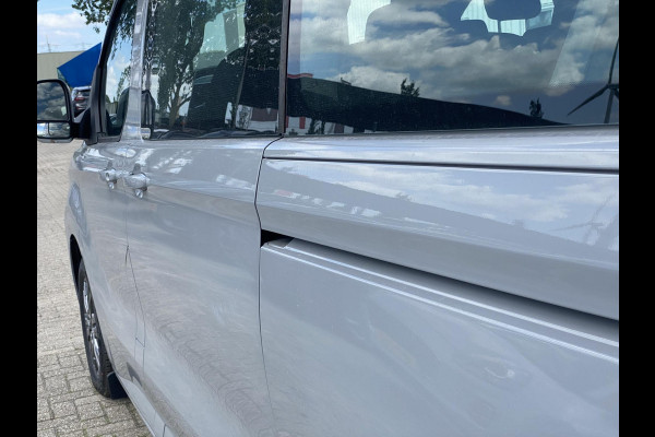 Ford Transit Custom 340 2.5 PHEV L2H1 Limited 233pk | Kombi | Incl. BTW/BPM | Dubbele zijschuifdeur | Privacy Glass | Inklapbare trekhaak | Verwarmbare bijrijdersbank | 17 inch lichtmetalen velgen | Driver Assistance Pack Premium | Verwarmbaar stuurwiel