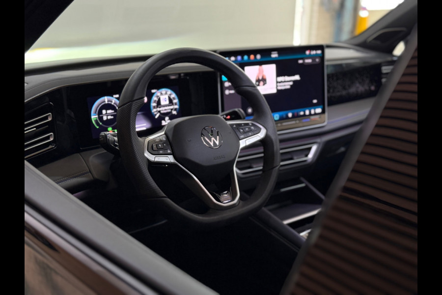 Volkswagen Tiguan EHybrid R-Line Black Edition | Fabrieksgarantie tot 2030 | VOL! | 272PK | IQ.Light | H/K Sound | Trekhaak |Leder