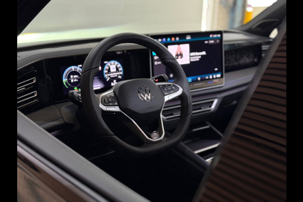 Volkswagen Tiguan EHybrid R-Line Black Edition | Fabrieksgarantie tot 2030 | VOL! | 272PK | IQ.Light | H/K Sound | Trekhaak |Leder