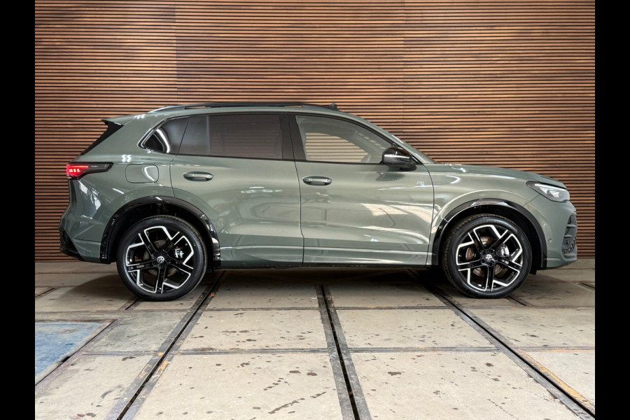 Volkswagen Tiguan EHybrid R-Line Black Edition | Fabrieksgarantie tot 2030 | VOL! | 272PK | IQ.Light | H/K Sound | Trekhaak |Leder