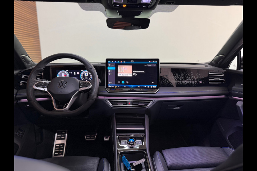 Volkswagen Tiguan EHybrid R-Line Black Edition | Fabrieksgarantie tot 2030 | VOL! | 272PK | IQ.Light | H/K Sound | Trekhaak |Leder
