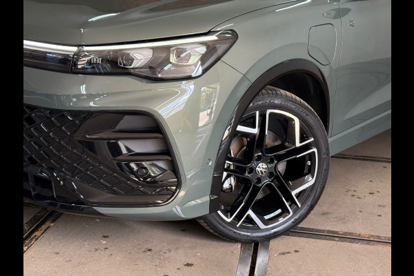 Volkswagen Tiguan EHybrid R-Line Black Edition | Fabrieksgarantie tot 2030 | VOL! | 272PK | IQ.Light | H/K Sound | Trekhaak |Leder