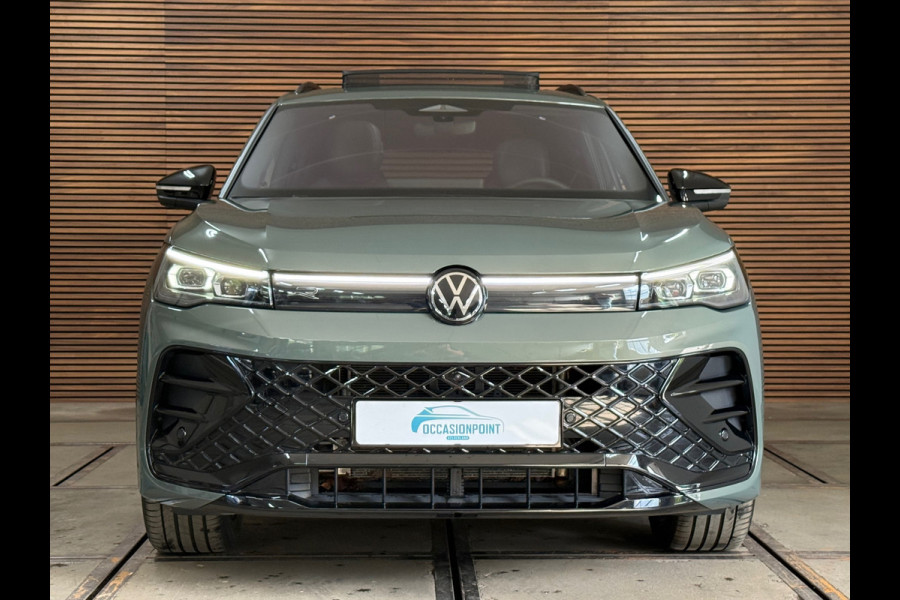 Volkswagen Tiguan EHybrid R-Line Black Edition | Fabrieksgarantie tot 2030 | VOL! | 272PK | IQ.Light | H/K Sound | Trekhaak |Leder