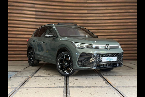Volkswagen Tiguan EHybrid R-Line Black Edition | Fabrieksgarantie tot 2030 | VOL! | 272PK | IQ.Light | H/K Sound | Trekhaak |Leder