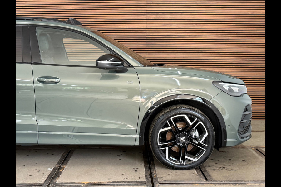 Volkswagen Tiguan EHybrid R-Line Black Edition | Fabrieksgarantie tot 2030 | VOL! | 272PK | IQ.Light | H/K Sound | Trekhaak |Leder