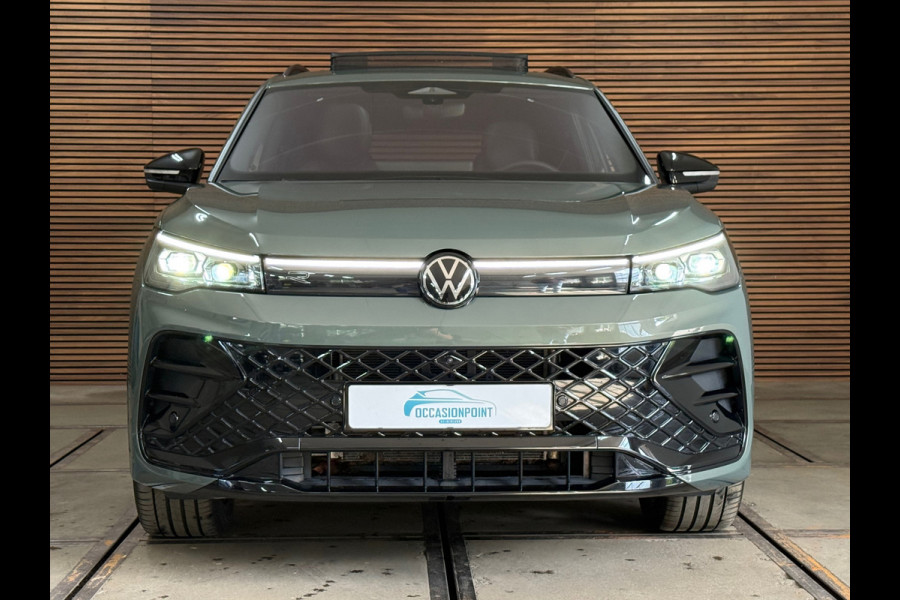 Volkswagen Tiguan EHybrid R-Line Black Edition | Fabrieksgarantie tot 2030 | VOL! | 272PK | IQ.Light | H/K Sound | Trekhaak |Leder
