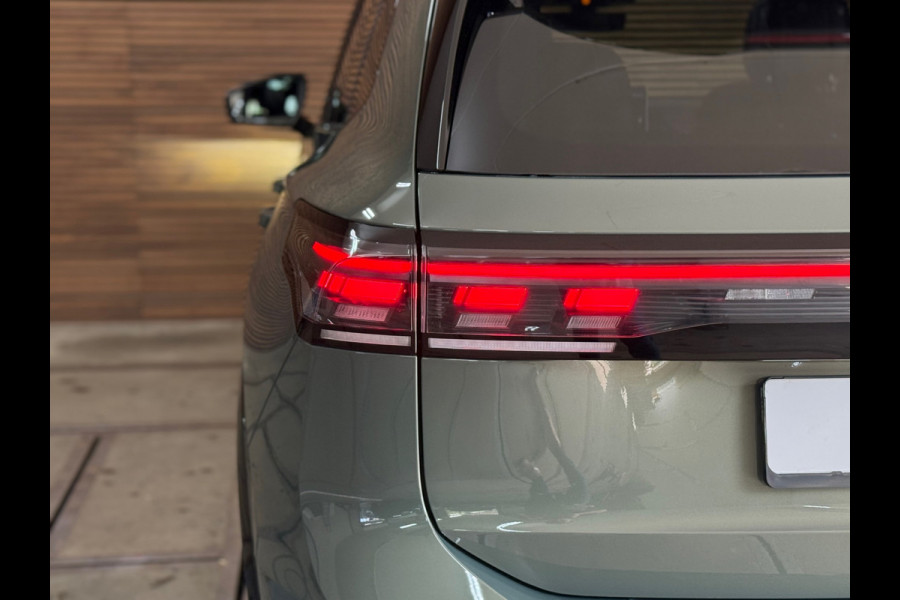 Volkswagen Tiguan EHybrid R-Line Black Edition | Fabrieksgarantie tot 2030 | VOL! | 272PK | IQ.Light | H/K Sound | Trekhaak |Leder