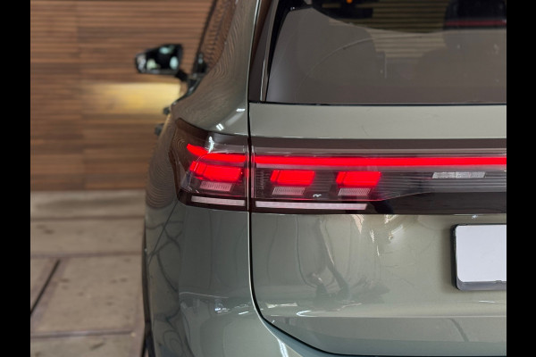 Volkswagen Tiguan EHybrid R-Line Black Edition | Fabrieksgarantie tot 2030 | VOL! | 272PK | IQ.Light | H/K Sound | Trekhaak |Leder