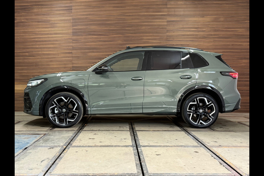 Volkswagen Tiguan EHybrid R-Line Black Edition | Fabrieksgarantie tot 2030 | VOL! | 272PK | IQ.Light | H/K Sound | Trekhaak |Leder
