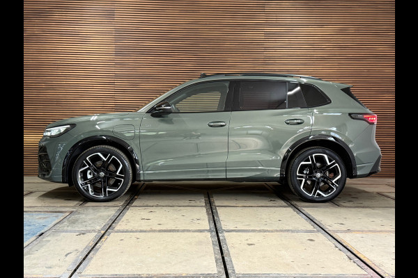 Volkswagen Tiguan EHybrid R-Line Black Edition | Fabrieksgarantie tot 2030 | VOL! | 272PK | IQ.Light | H/K Sound | Trekhaak |Leder