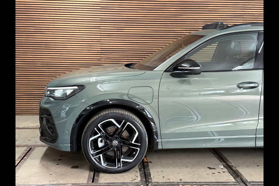 Volkswagen Tiguan EHybrid R-Line Black Edition | Fabrieksgarantie tot 2030 | VOL! | 272PK | IQ.Light | H/K Sound | Trekhaak |Leder