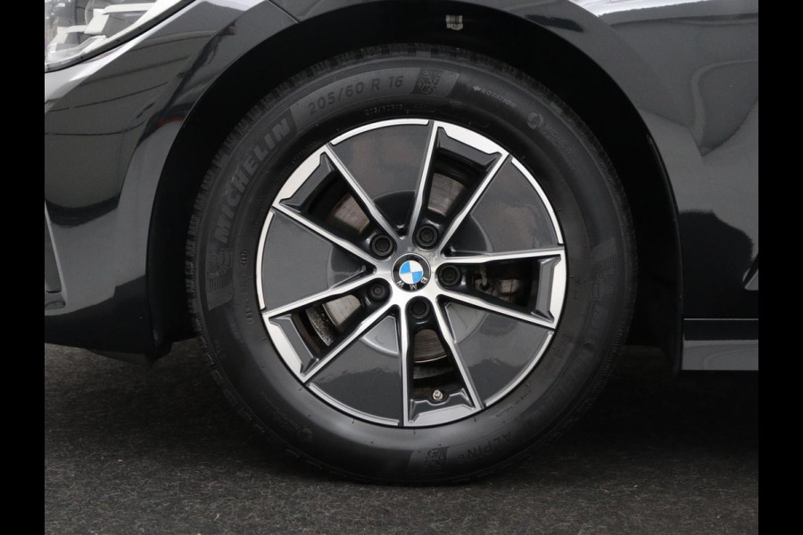 BMW 3 Serie 318i Business Edition | Cruise controle | Navigatie | Carplay | Park assist | Virtueel dahboard | NAP 123.477km