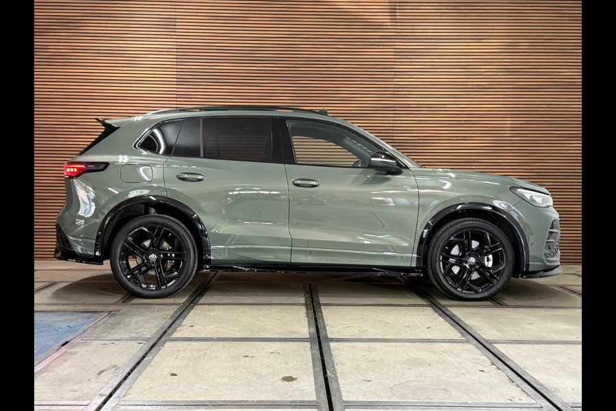 Volkswagen Tiguan 1.5 eHybrid R-Line Black MD Edition | Garantie tot 2030 | VOL! | 272PK | Full IQ.Light | H/K Sound | Trekhaak