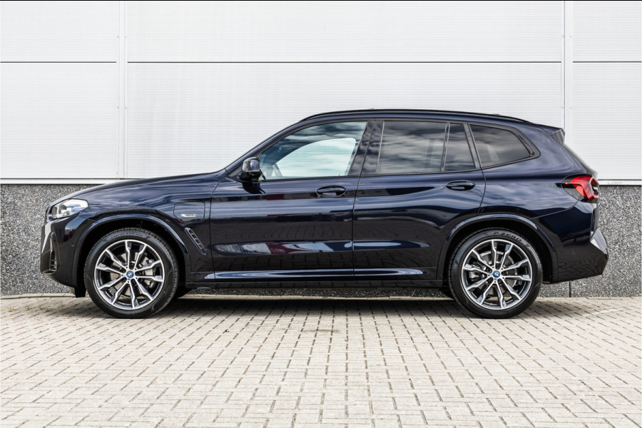 BMW X3 xDrive30e High Executive Pano / Leder / 20 inch / Camera / Carplay /