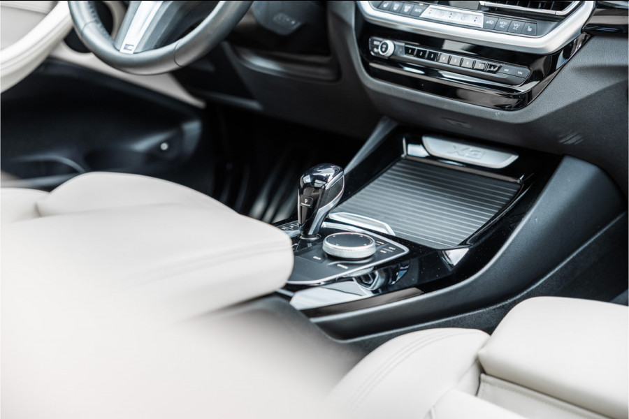 BMW X3 xDrive30e High Executive Pano / Leder / 20 inch / Camera / Carplay /
