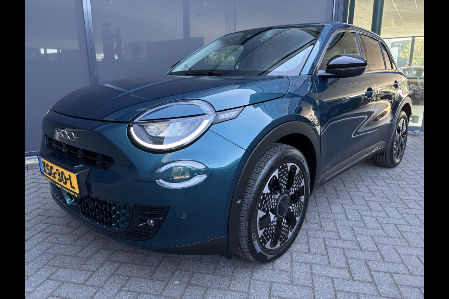 Fiat 600E La Prima 54 kWh Achteruitrijcamera - Airco - Apple carplay - Parkeersensoren - Navigatie - Draadloze telefoonoplader - Stoelverwarming - Voorstoelen met massagefunctie - Led verlichting - Bluetooth - Cruise control - Dodehoek detectie - Keyless start/ entry - Licht metalen velgen 18 inch - Stuur multifunctioneel