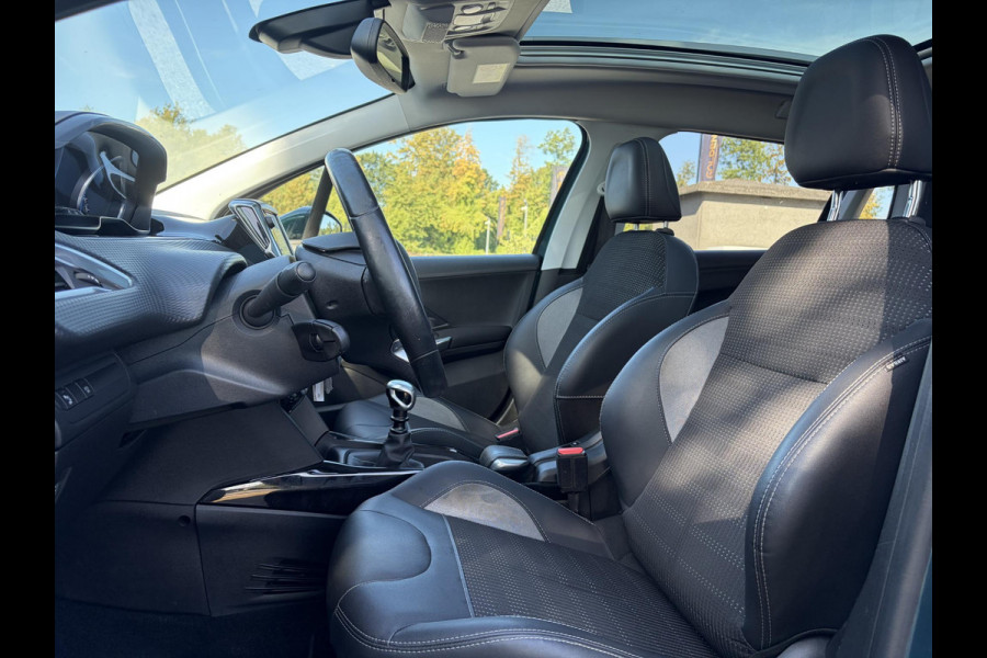 Peugeot 2008 1.2 PureTech Allure D-riem vv in 2025 l Trekhaak l 131pk l Pano l Camera l Carplay l Navi l Halfleder l Clima l Cruise l 6 Bak l 2e Eigenaar l Pdc l N.A.P l Apk tot 01-2027