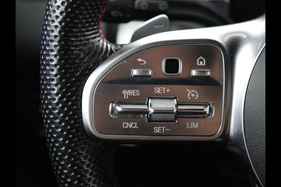 Mercedes-Benz GLB 200 AMG Line | Leder/alcantara | Stoelverwarming | Cruise control | Lane assist | Sfeerverlichting | Camera | Park assist | Trekhaak