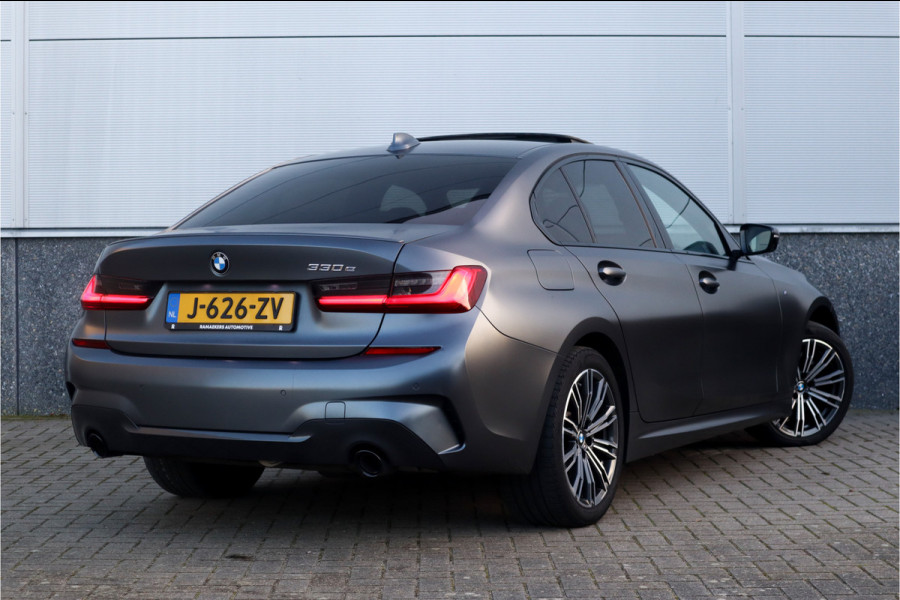 BMW 3 Serie 330e High Ex M-Sport Frozen / Glazen dak / Adaptief onderstel / Electrische stoelen /