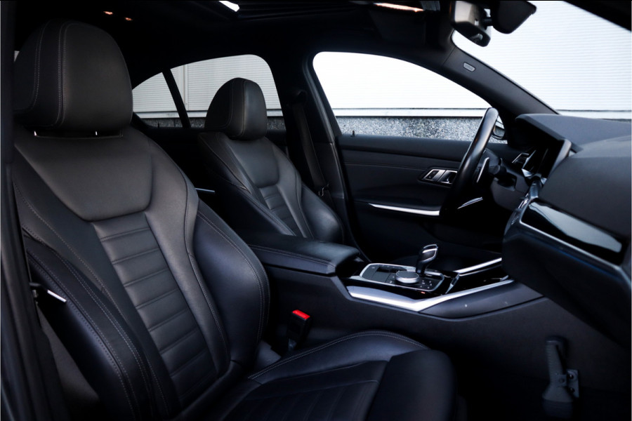 BMW 3 Serie 330e High Ex M-Sport Frozen / Glazen dak / Adaptief onderstel / Electrische stoelen /