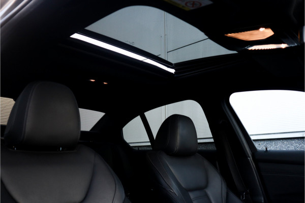 BMW 3 Serie 330e High Ex M-Sport Frozen / Glazen dak / Adaptief onderstel / Electrische stoelen /