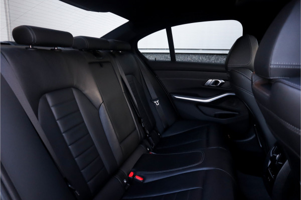 BMW 3 Serie 330e High Ex M-Sport Frozen / Glazen dak / Adaptief onderstel / Electrische stoelen /