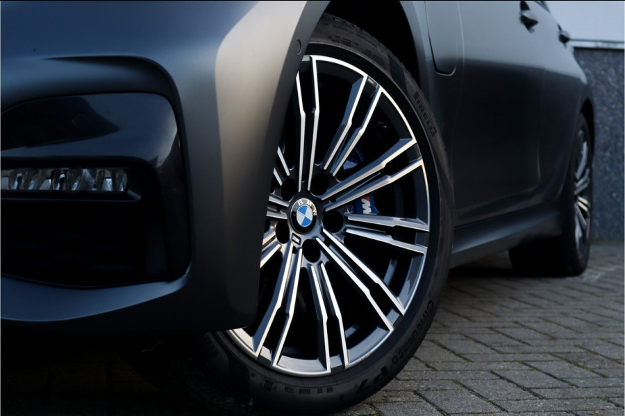 BMW 3 Serie 330e High Ex M-Sport Frozen / Glazen dak / Adaptief onderstel / Electrische stoelen /