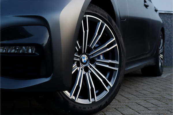 BMW 3 Serie 330e High Ex M-Sport Frozen / Glazen dak / Adaptief onderstel / Electrische stoelen /