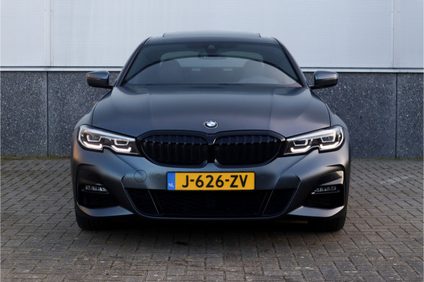 BMW 3 Serie 330e High Ex M-Sport Frozen / Glazen dak / Adaptief onderstel / Electrische stoelen /