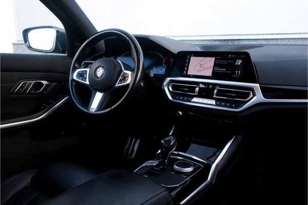 BMW 3 Serie 330e High Ex M-Sport Frozen / Glazen dak / Adaptief onderstel / Electrische stoelen /